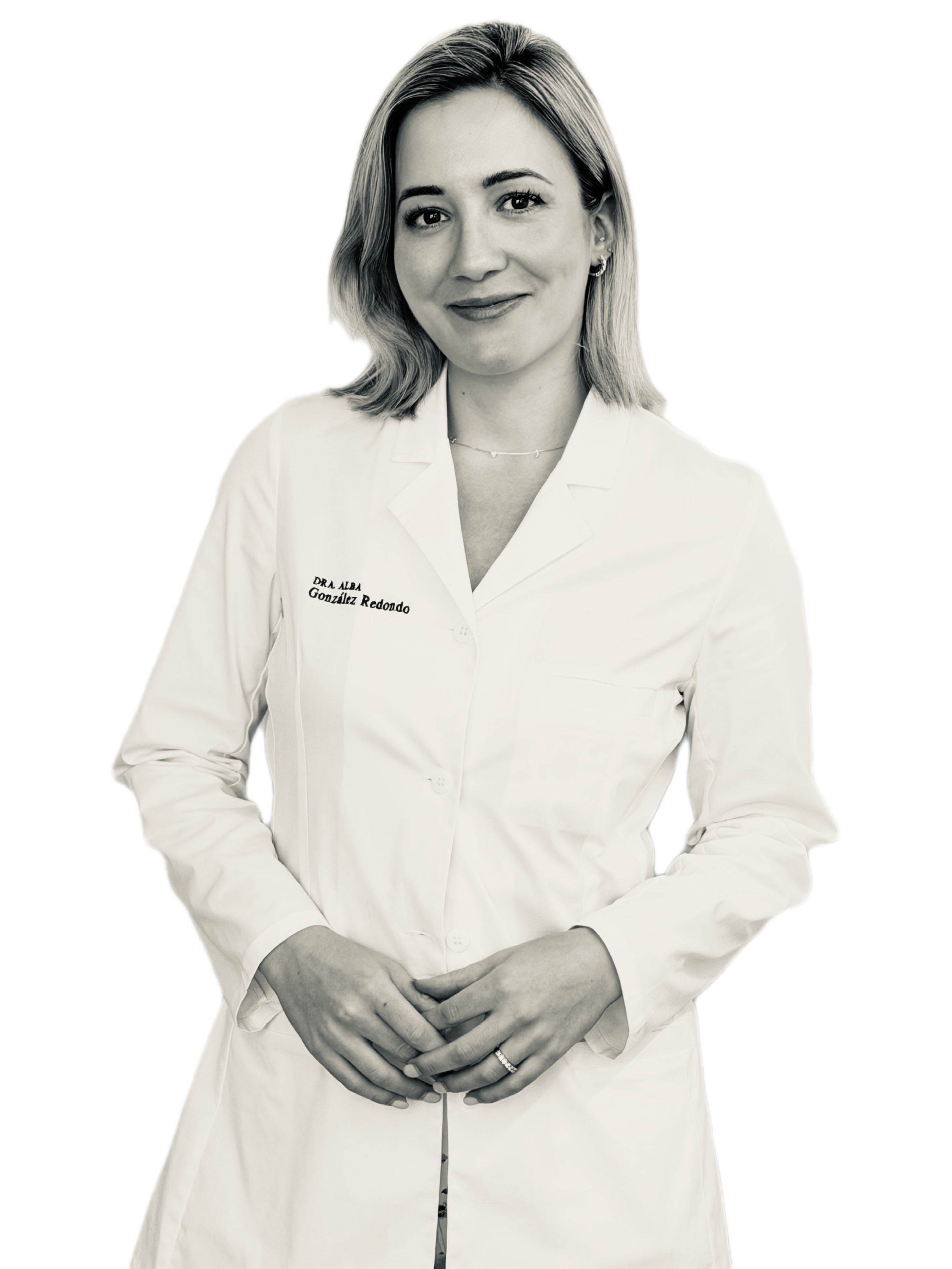 Retrato en blanco y negro de la Dra. Alba González Redondo con bata médica